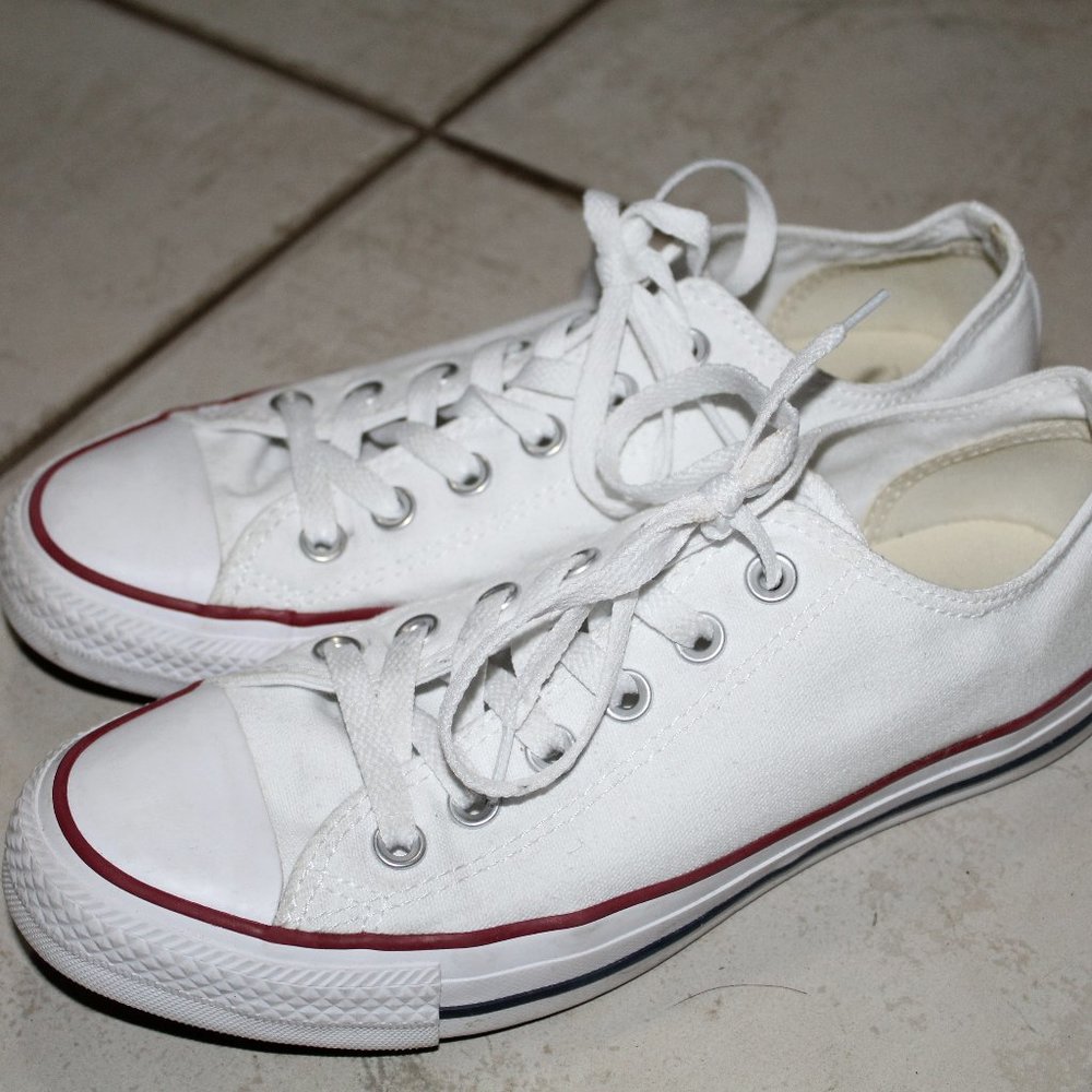 LIKE NEW!!!  WHITE CONVERSE ALL STAR LOW TOPS